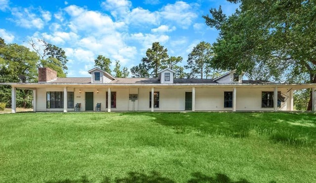 Spacious 10 Bedroom Ranch Home - 5 min from the Lake!