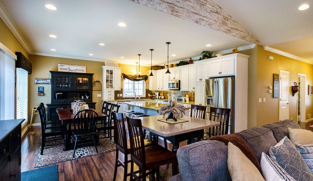 SPACIOUS, 10 BEDS, SLEEP 14, NEAR LAKE/WATERPARK AND ALL ATTRACTIONS