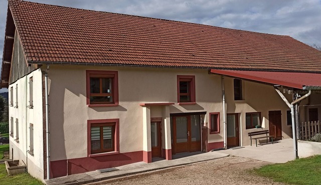 Spacious 10-Person House with Full Amenities, Near Top Attractions in French Countryside