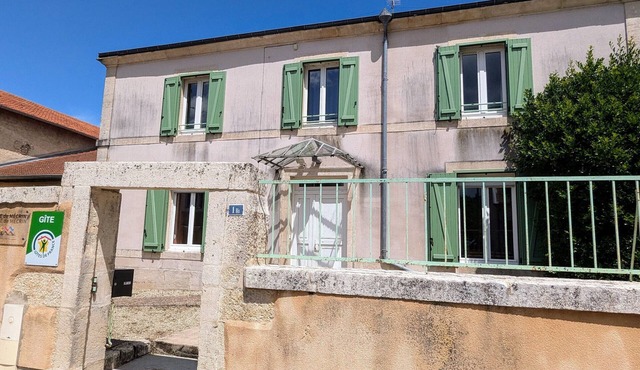 Spacious 10-Person Retreat with Garden, Terrace, and Modern Amenities in Scenic Mécrin