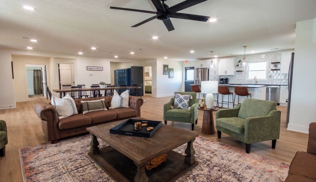 Spacious 11-bedroom home sleeps 22 in Elizabethtown