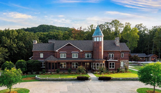 Spacious 11 Bedroom 11 Full Bath house in the charming North Georgia Mountains!