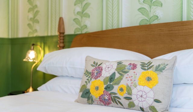 Spacious 11-bedroom estate/Inn on the Naples Causeway