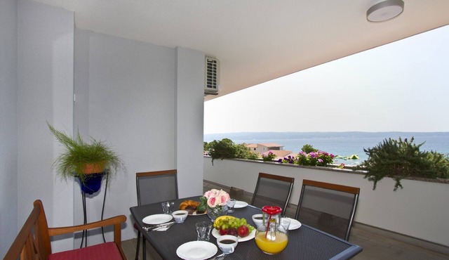 Spacious 110 m2 apt with terrace and garden, just 30m from the beach