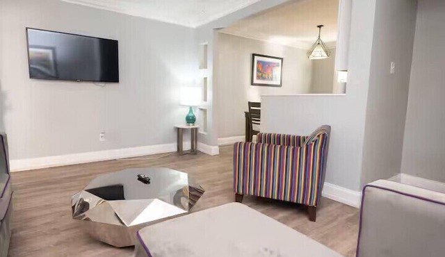 Spacious 11BR Frenchmen Street stay with shared pool, hot tub, and easy walk to the French Quarter.