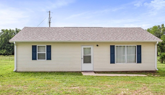 Spacious 1200sf cabin (3) in Ozark county near the river. Pets allowed.