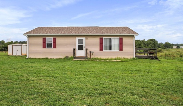 Spacious 1200sf cabin (5) in Ozark county near the river. Pets allowed.