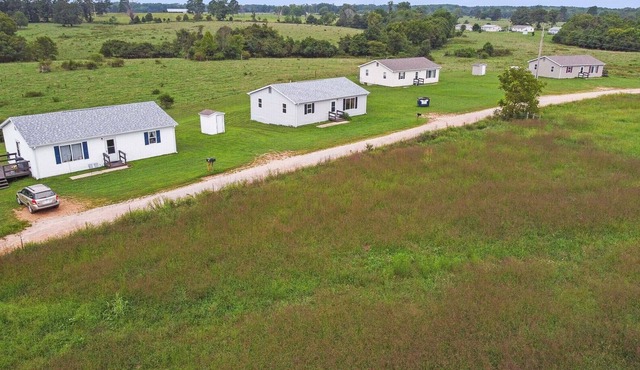 Spacious 1200sf cabin (6) in Ozark County near the river! Pets Ok!