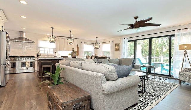 Spacious 14 Guest Home in Lake Geneva – Downtown Getaway