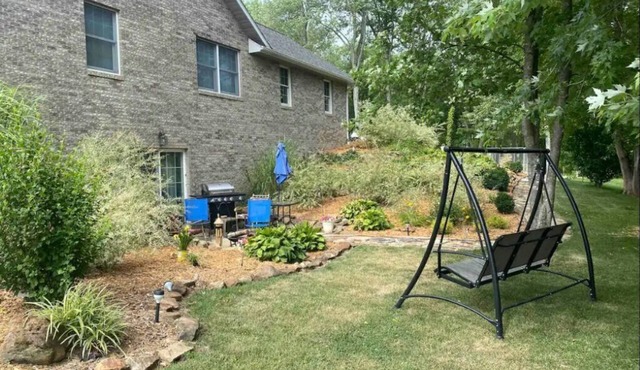 Spacious 1450 sf 2 BR Private Suite w/Dog Fe