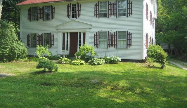 Spacious 1763 updated family house in the town that time forgot