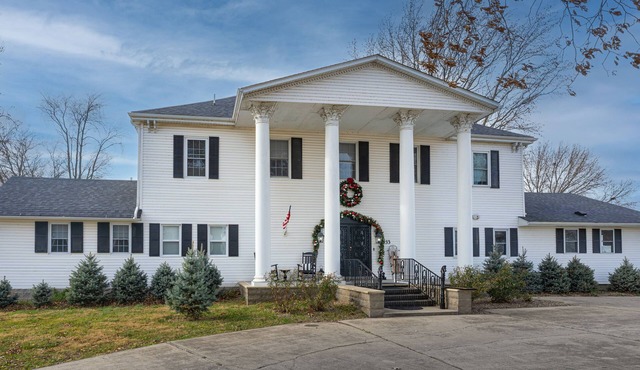 Spacious 1845 Mansion with modern amenities. Loved by large groups, 5bd/4.5ba!