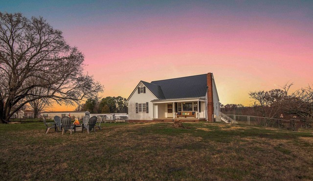 Spacious 1952 4-bedroom farmhouse in charming Maryville with Gameroom