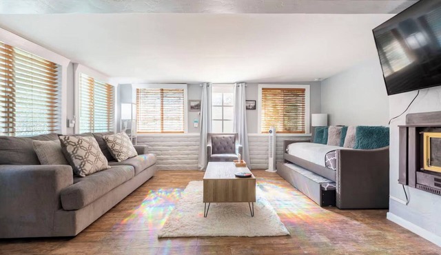Spacious 1BD Casita - Sleeps 6 - Full Kitchen - In-Unit Laundry