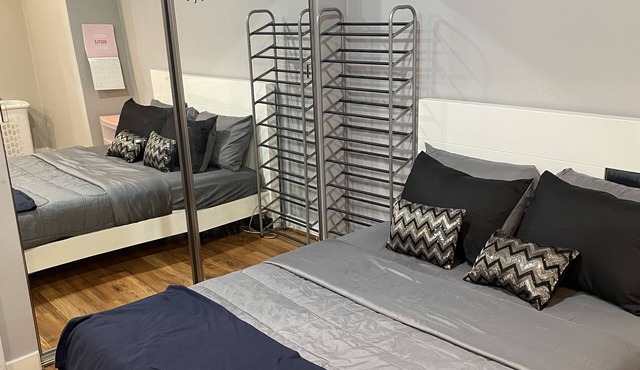 Spacious 1bd in heart of LA (with parking)