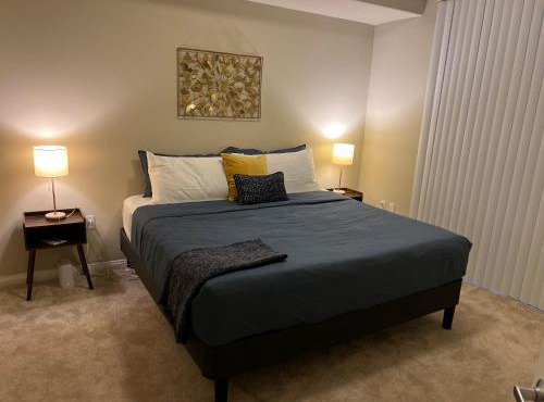 Spacious 1bdrm apartment 10 mins to Cedars-Sinai by car FREE Parking, King bed