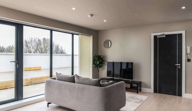 Spacious 1BED Birmingham Apartment w Roof Terrace