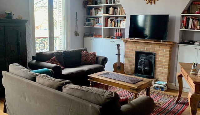 Spacious 1BR - 750sqft, steps away from the Seine river, Bastille plaza & Opera!