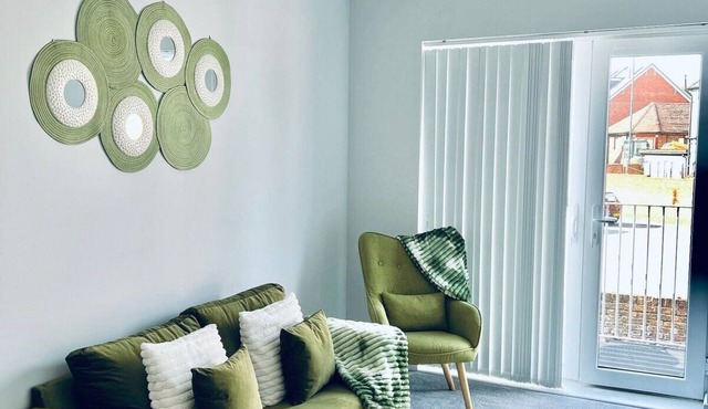 Spacious 1BR Apt with balcony in Strood-Rochester