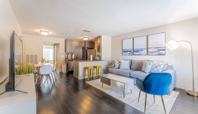 Spacious 1BR close to Downtown w fast wifi w/pool