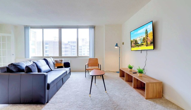 Spacious 1BR+Den | Steps from Pentagon City