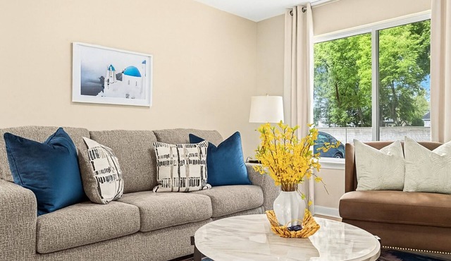 Spacious 1BR End Unit, Heart of Roseville