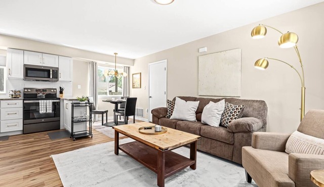 Spacious 1BR Flat w/King Bed & Workspace