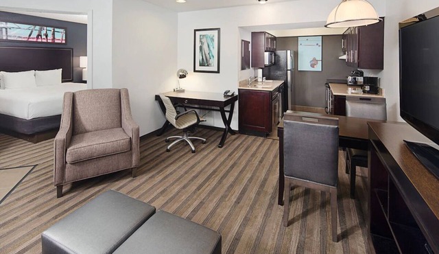 Spacious 1BR King w/Pool Access 1 mile from Irving Convention Center