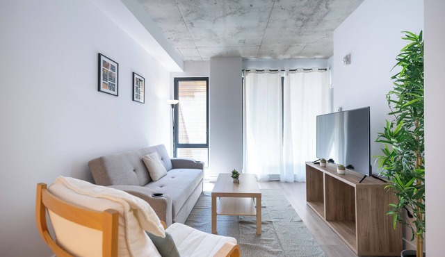 Spacious 1BR Old Port | 2 Queen Beds + Sofa Bed | Ideal for Groups