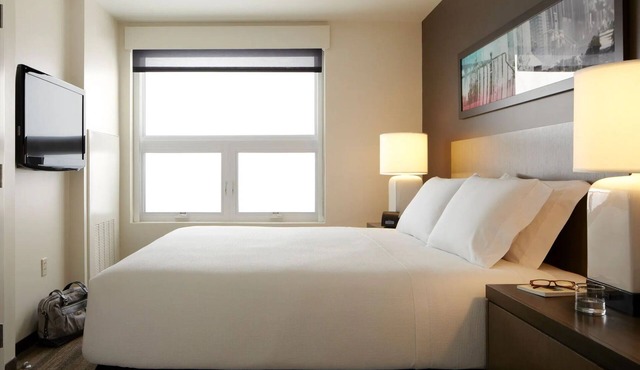 Spacious 1BR Suite w/Full Kitchen, Outdoor Pool, and Excellent Breakfast