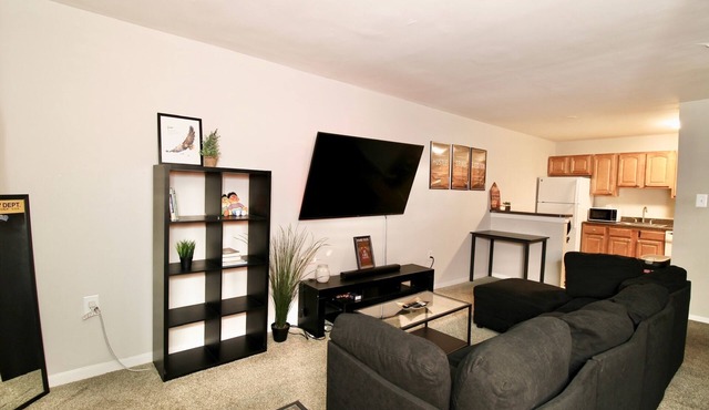 Spacious 1BR w/Full Kitchen & Laundry
