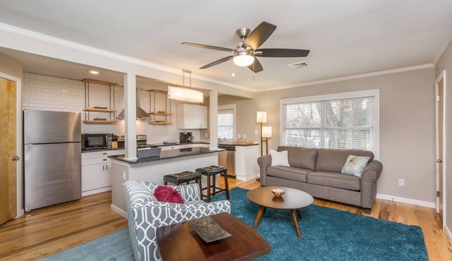 Spacious 1BR w/KING Bed Near Hospital & Downtown