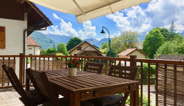 Spacious 1st floor apartment on Lake Annecy