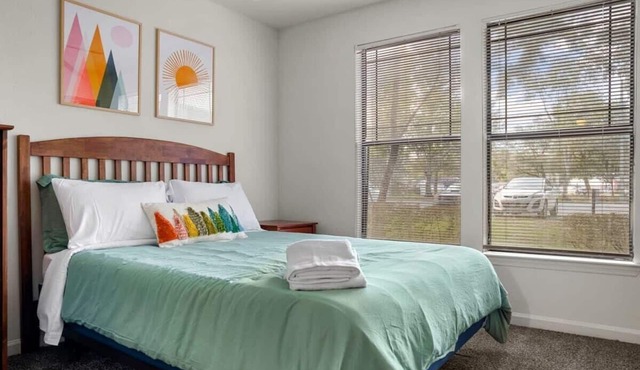 Spacious 1st-floor condo w/pool & gym
