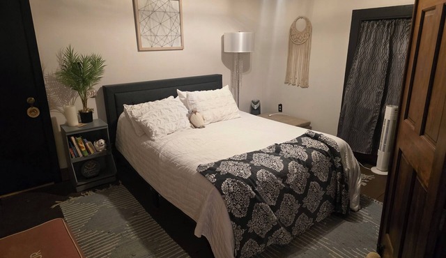 Spacious 2,000 Sq Ft New England Retreat - 2BR/2BA Walk to Shops and Restaurants