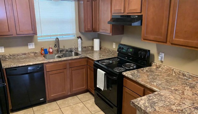 Spacious 2/1 Modern Condo Great Location For Galveston, Beach, Fishing