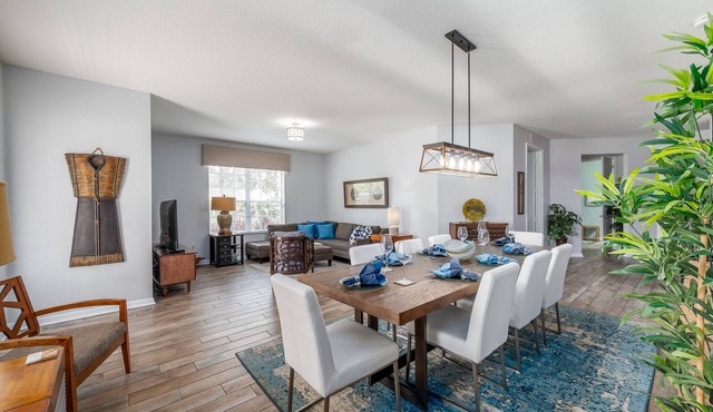 Spacious 2,100 Sq Ft Lakeside Corner Condo at Vista Cay Near Top Attractions"