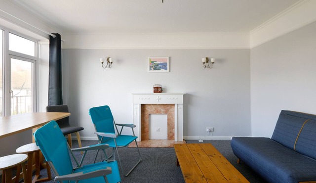 Spacious 2-Bedroom Flat Near Rottingdean Beach & Windmill