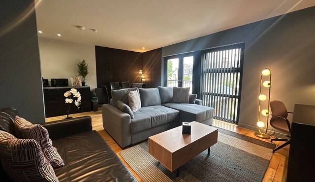 Spacious 2 Bd Apt w/Fast Wifi+CableTV+Audio System