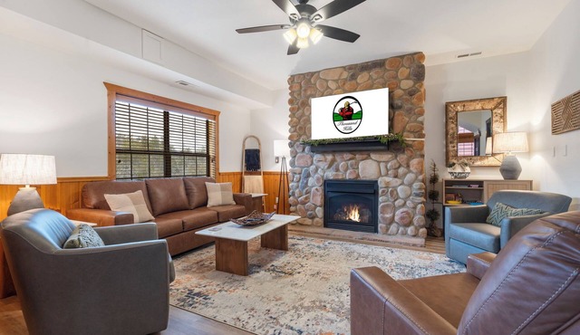 Spacious 2-BD + Loft Retreat in the Heart of Branson-Minutes to Shows, Shopping & Dining