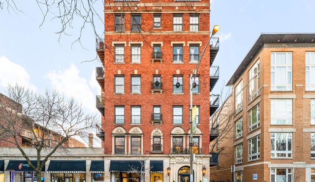 Spacious 2 BDR + 2 BTH Condo near Wrigley Field!
