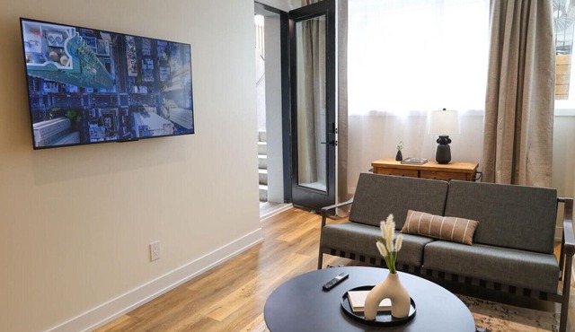 Spacious 2- BDR Apartment in Toronto (Unit #3)