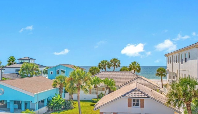 SPACIOUS 2 BDR BEACH RETREAT-STEPS FROM THE BEACH-FAMILY FRIENDLY-SLEEPS 5