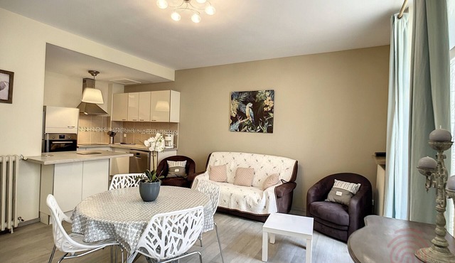 Spacious 2-Bedroom Apartment with Modern Amenities, 50m from City Center and Thermes in Lamalou