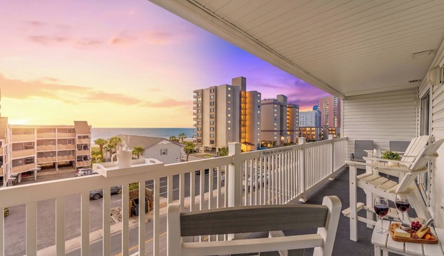 Spacious 2 Bedroom/2 bathroom Condo with Ocean View, Pool, Elevator, and Balcony