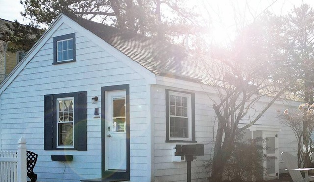 Spacious 2 bedroom cabin, 50ft from the beach