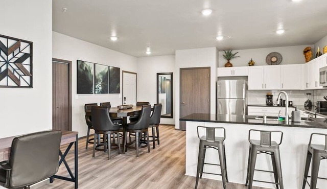 Spacious 2 bed 2 bath apt by Downtown Spokane!