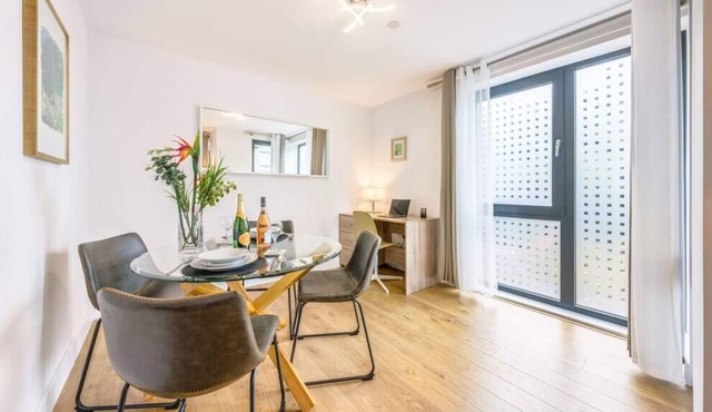 Spacious 2 bed 2 bath apt in Redhill w/ balcony