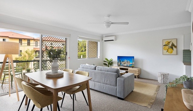 Spacious 2-Bed Apartment Near City Centre