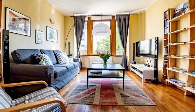 Spacious 2-Bed Apartment Near City Center with Garden Access & Private Parking